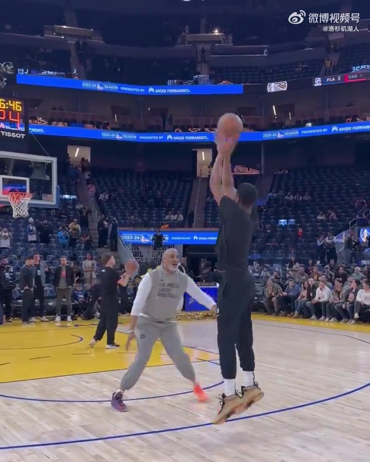 今天外线就靠你了！八村塁赛前热身连中四记弧顶三分！