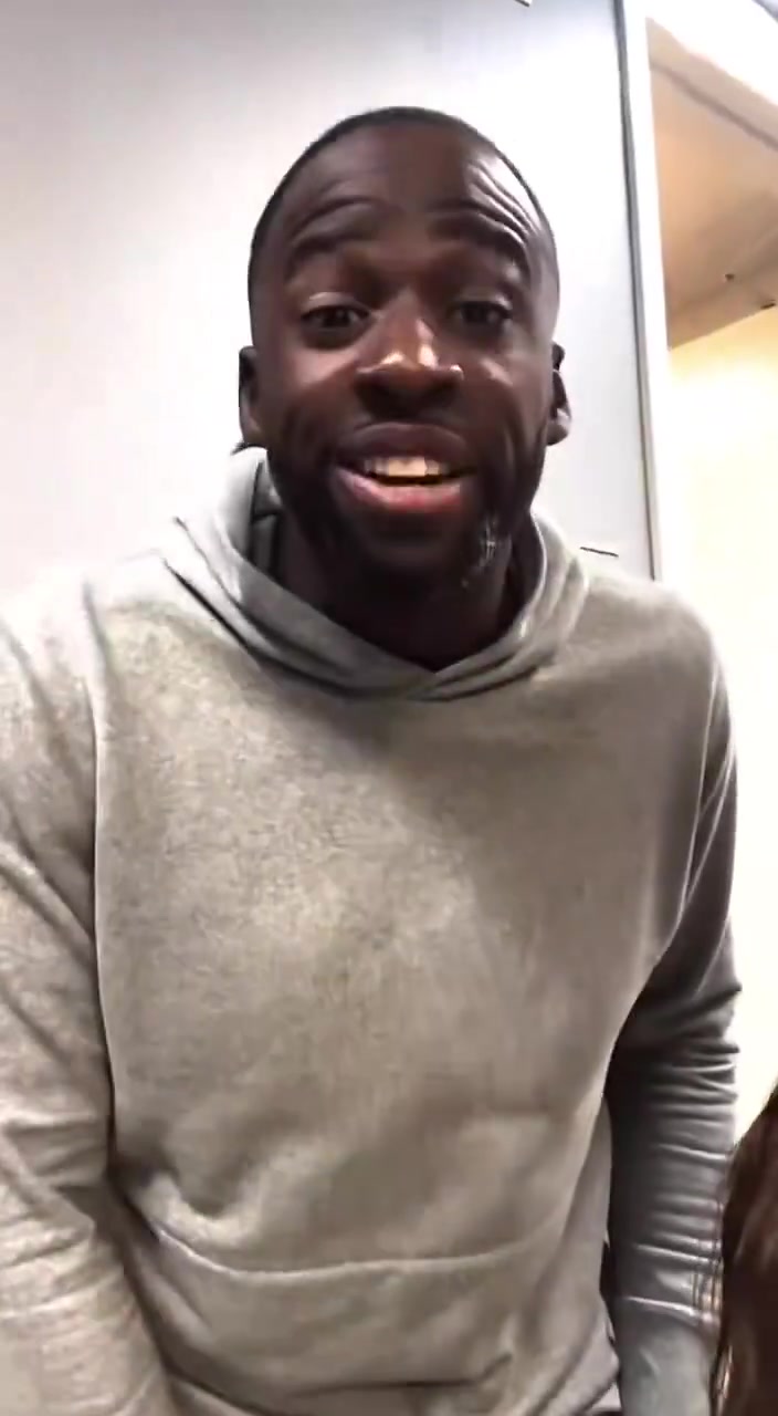 追梦开始玩tiktok了？和漂亮女郎一起拍短视频