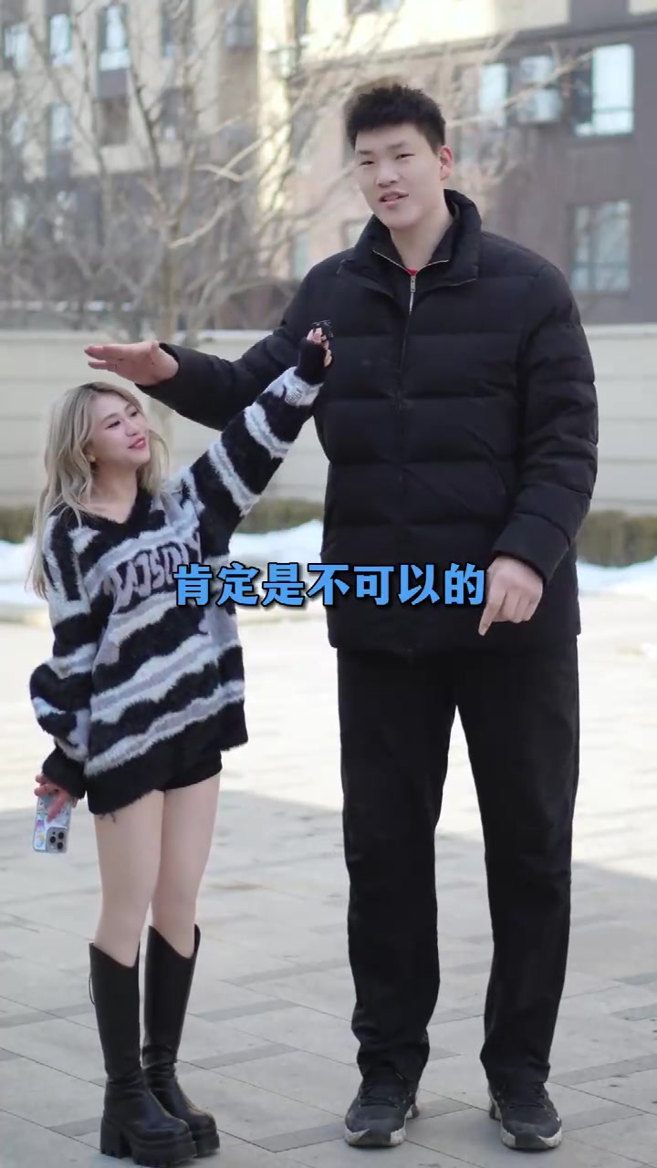 比姚明高比奥胖重！小姐姐采访2米3、430斤的东北巨人