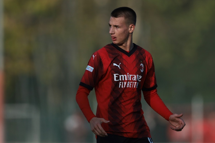 隆戈:卡马达在18岁前不能去英超,他与米兰谈判顺利