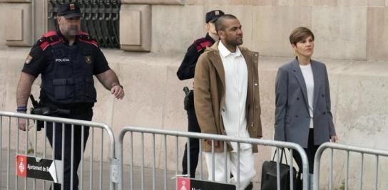 阿尔维斯去法院签到时接受采访:现在我必须在法庭上踢一场比赛