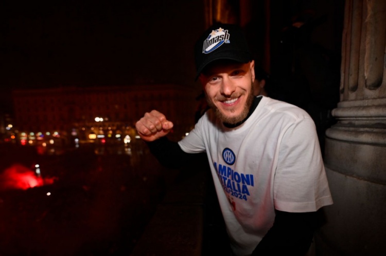 兑现承诺!迪马尔科赛后到米兰大教堂广场,和国米球迷一起庆祝