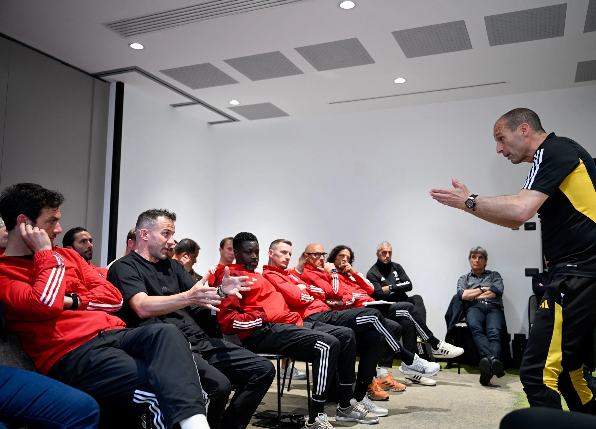 意天空:意大利教练班到尤文培训两天,阿莱格里给皮耶罗等人上课